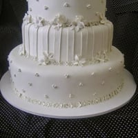 bolo branco com rosinhas salpicas,cod.0025