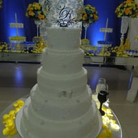 Mesa de bolo e doces - espelhada com painel em tecido - bandejas em pérolas e cristais.