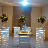 Mesa de bolo e doces.