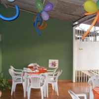 mesas e cadeiras