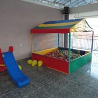 PISCINA DE BOLINHAS E ESCORREGADOR