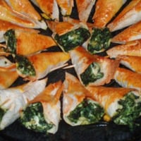 casquinhas com queijo cremoso e brócolis.