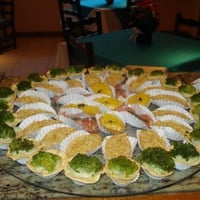 Canapés com queijo gorgonzola e Brócolis, ao centro