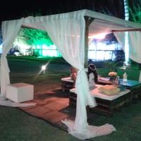 decoração voil em tenda de bambus com paletes