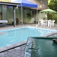 Área da piscina com jogos.