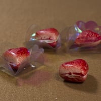 Bombom coração na cor desejada preparado de forma artesanal com chocolate de boa qualidade.
