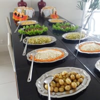 mesa expositora  de saladas  temos os pranchão  e toalhas  não cobramos aluguel .