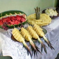 temos  mesa de frutas , sorvete de massa ou palito  e outras sobremesas