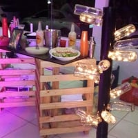 Estrutura de bar com luminária decorativa