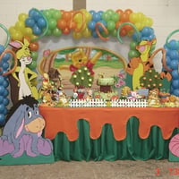 Personagens gigantes com mesa decorada