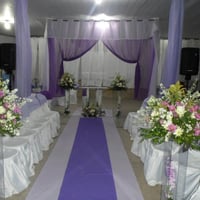 Recepção de casamento lilás e branco