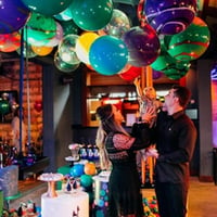 Bolas marmorizadas para decoração de festas e eventos.