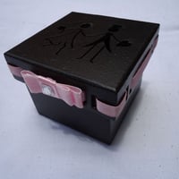 Caixa 6x6x4,5 com noivinhos e passa fita na tampa