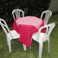 Conjunto de mesa com 4 cadeiras, toalha de oxford pink (1,40 x 1,40m) e cobre mancha de oxford rosa
