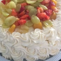 Bolo de frutas com creme de ninho