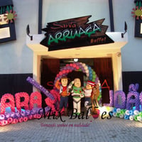 Fachada Hanna Montana e Toy Story com personagens