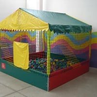 Piscina de bolinhas de madeira