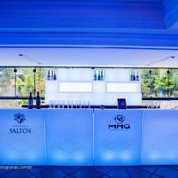 Módulos de Bar Reto e Corner com painel de LED para display de bebidas.