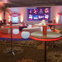 Mesa bistro LED e puffs para evento corporativo