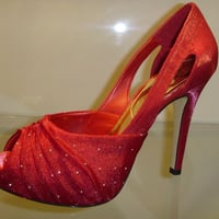 meia pata em cetim cintilante com detalhes em minusculas pedras douradas , acesse o site e veja det