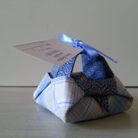 Cestinha de doces.
Pode ser utilizada como lembrança de nascimento, aniversário ou casamento.
Conf