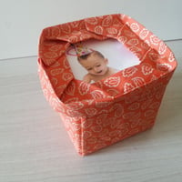 Caixa porta retrato.
Lembrancinha que serve como porta jóias ou porta-trecos.
Medidas 5x5cm ou 10x