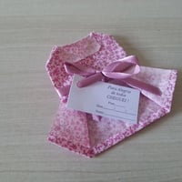 Vestidinho menina. Para chá de bebê, nascimento ou aniversário de um aninho.
R$ 3,50/unid.