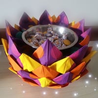Flor de guardanapos.
Ideal para impressionar os convidados na sua festa.
R$ 150,00. Contém aproxim