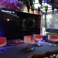 palco para palestras e projeção em videowall, tvs de 50 sem bordas interligadas