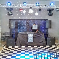DJ, Som, Treliça tipo trave e pista de dança quadriculada