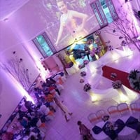Olhe a beleza da iluminação cênica e destaque para a projeção nesta festa de 15 anos