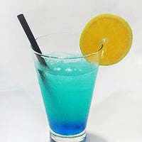 Storm Blast - #Coquetel com vodka, xarope blue curaçau, suco de limão, montila limão, água com gás.