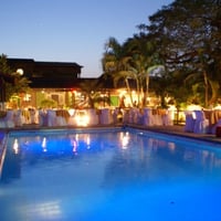 piscina com telão