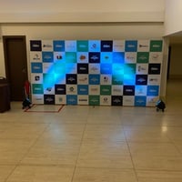 Backdrop formado por estruturas de Box truss e lonado envelopado