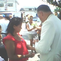 Padre abençoando o povo.