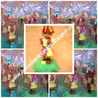 boneca Emilha, com roupa em eva