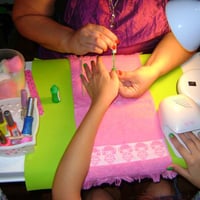 mesa manicure, esmaltes neon e secador de unhas