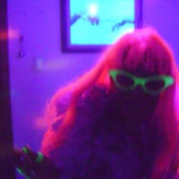 peruca e oculos com efeito luz negra