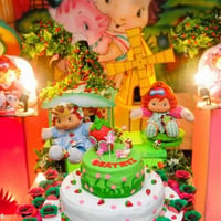  TEMA MORANGUINHO BABY DECORAÇÃO  MODERNA COM MESAS DE VIDRO E BASE NA COR DO TEMA ILUMINADAS 