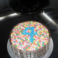 bolo com mms e moranguete