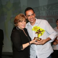 Festival Nacional de Música Italiana - 1º lugar - Recebendo o prêmio das mãos de Marly Marley