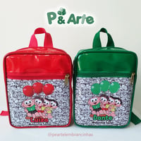 Mochilinha em Verniz Personalizada com Bolso Frontal. ?

Tamanho 20 cm de altura X 15 cm de largur