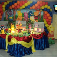 sistema de tv/dvd com o tema da festa