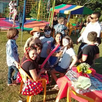 Recreação infantil, pintura artística, maquiagem, escultura de balões, caça ao tesouro, diversas bri