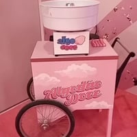 Carrinho de algodão doce personalizado.
Ação "Museu Mais Doce do Mundo".