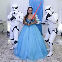 Debutante Amisis Tavares. Ligue agora e descubra como ganhar a reportagem grátis. (13) 99115-8252