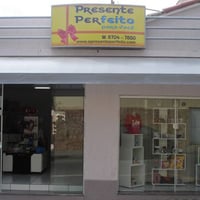 Fachada e vitrine da loja