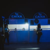 Estrutura de caixa, mochila pirulito e serviço de operador de caixa fixo e volante