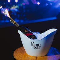 Mesa bistrô, balde, gelo e melhores bebidas do mercado