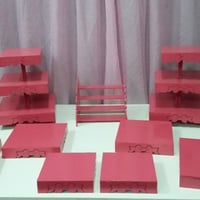 Locação Kit Rosa Pink (2 torres , 1 escadinha 21cm x 22 cm, 6 bandejas (2 de 30cm x 30cm, 2 de 25cm